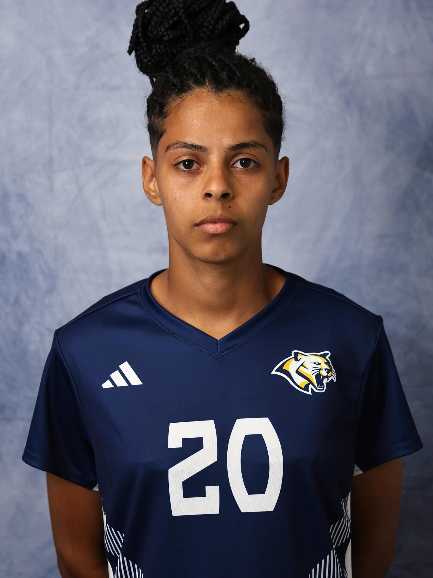 Atleta universitária com medalha